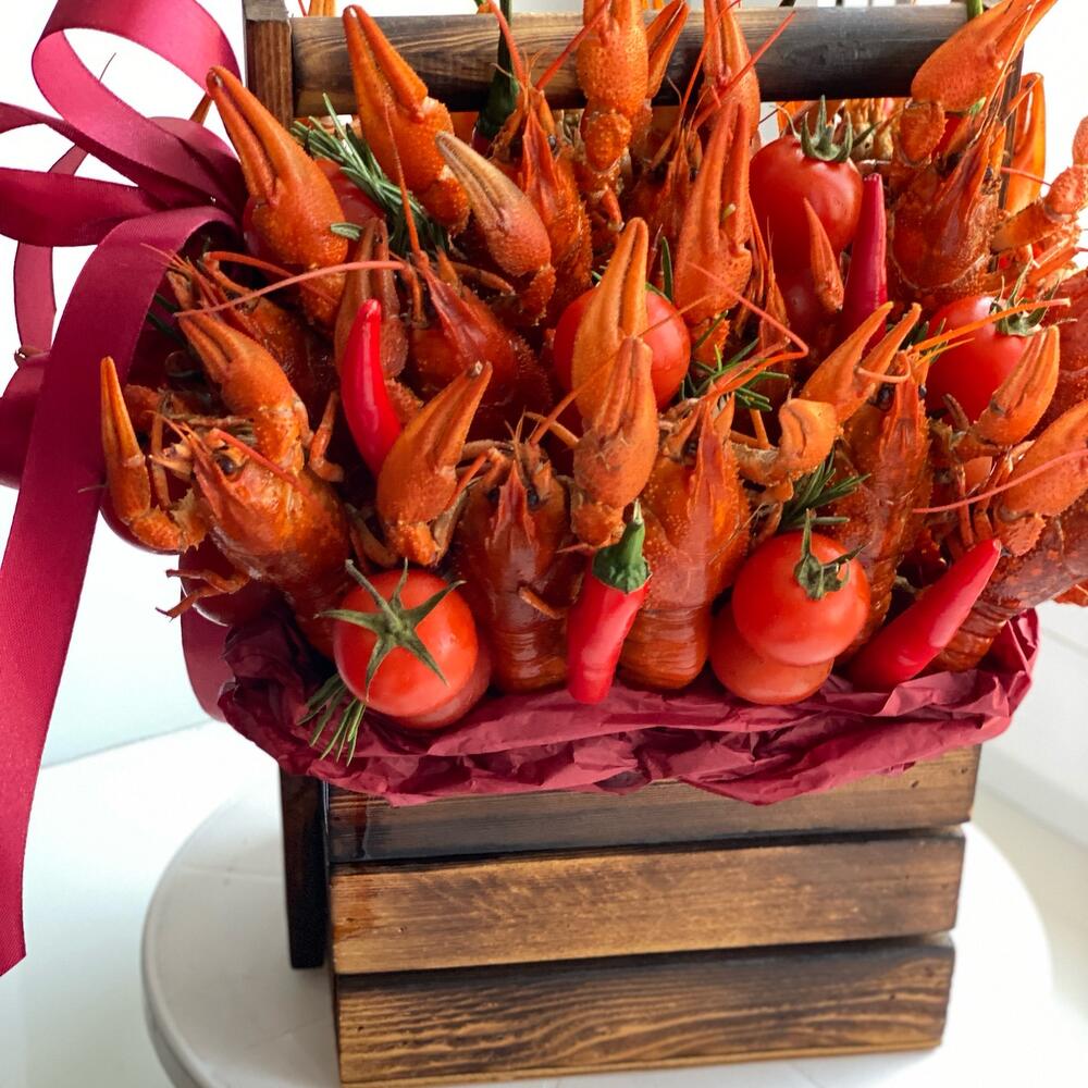 A box with crayfish size M