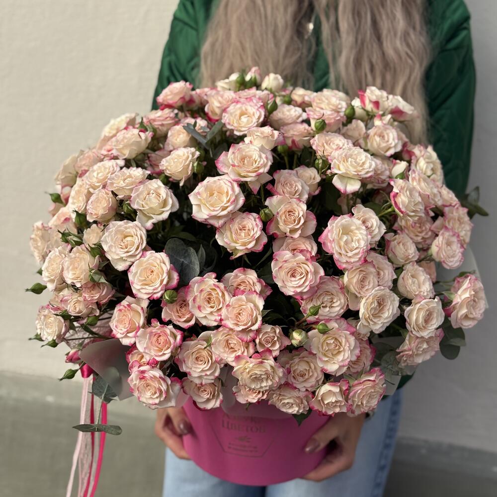Кустовые розы в коробке