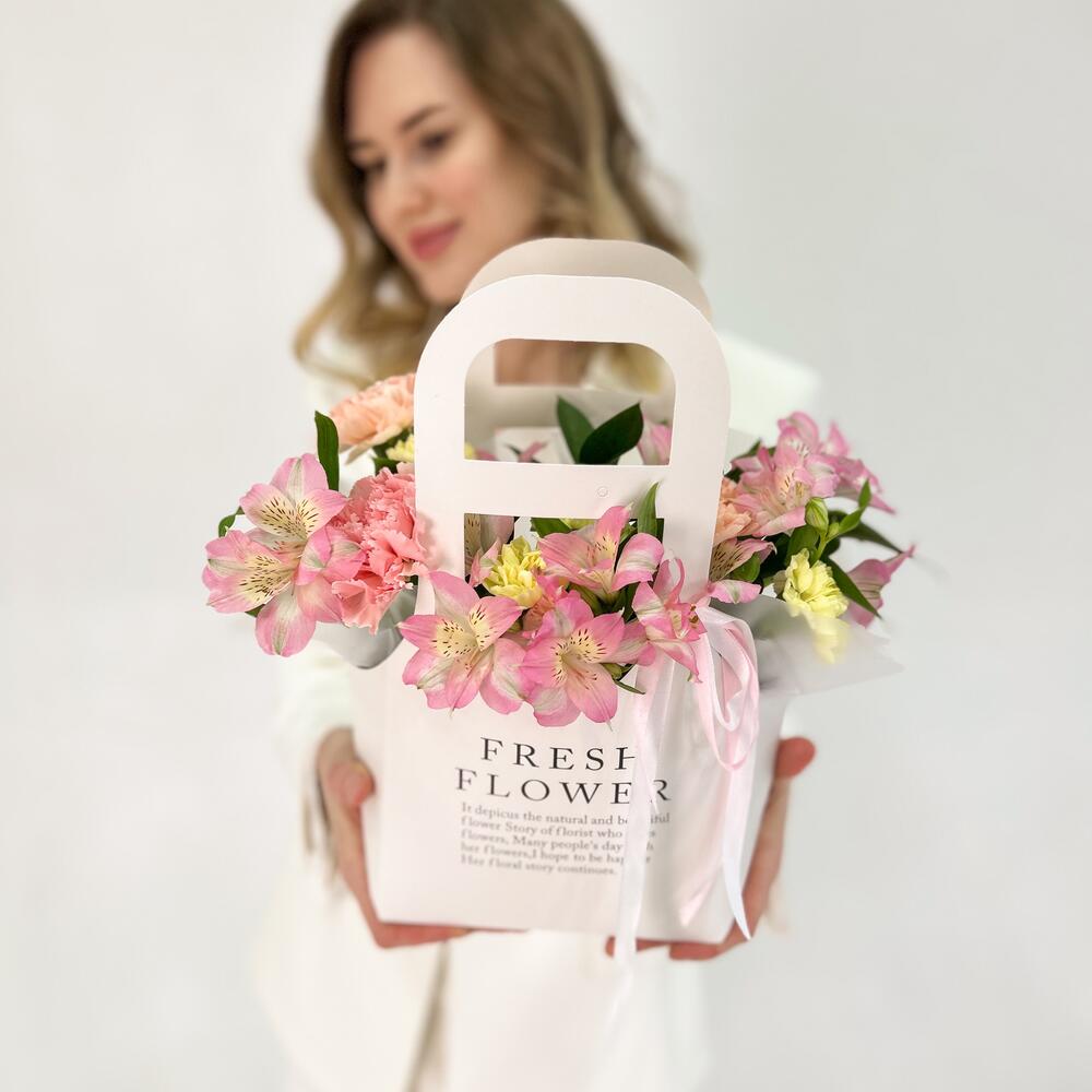 Альстромерии и диантусы в сумочке