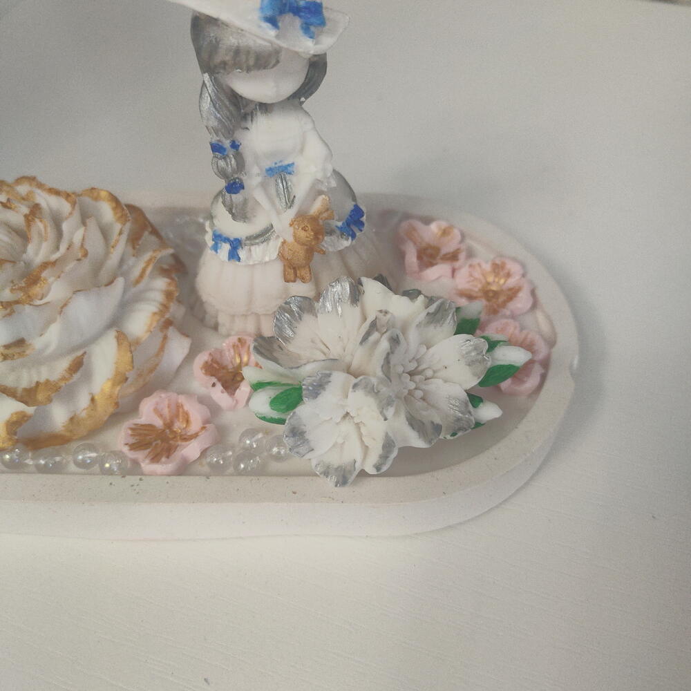 Композиция из свечей с девочкой