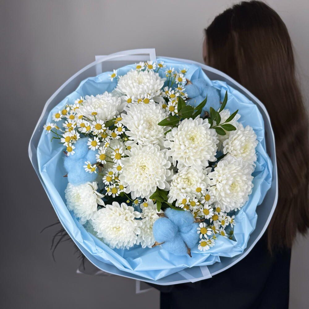 Нежный букет из хризантем, ромашек и хлопка