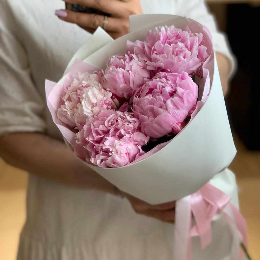 Букет из 5 розовых пионов