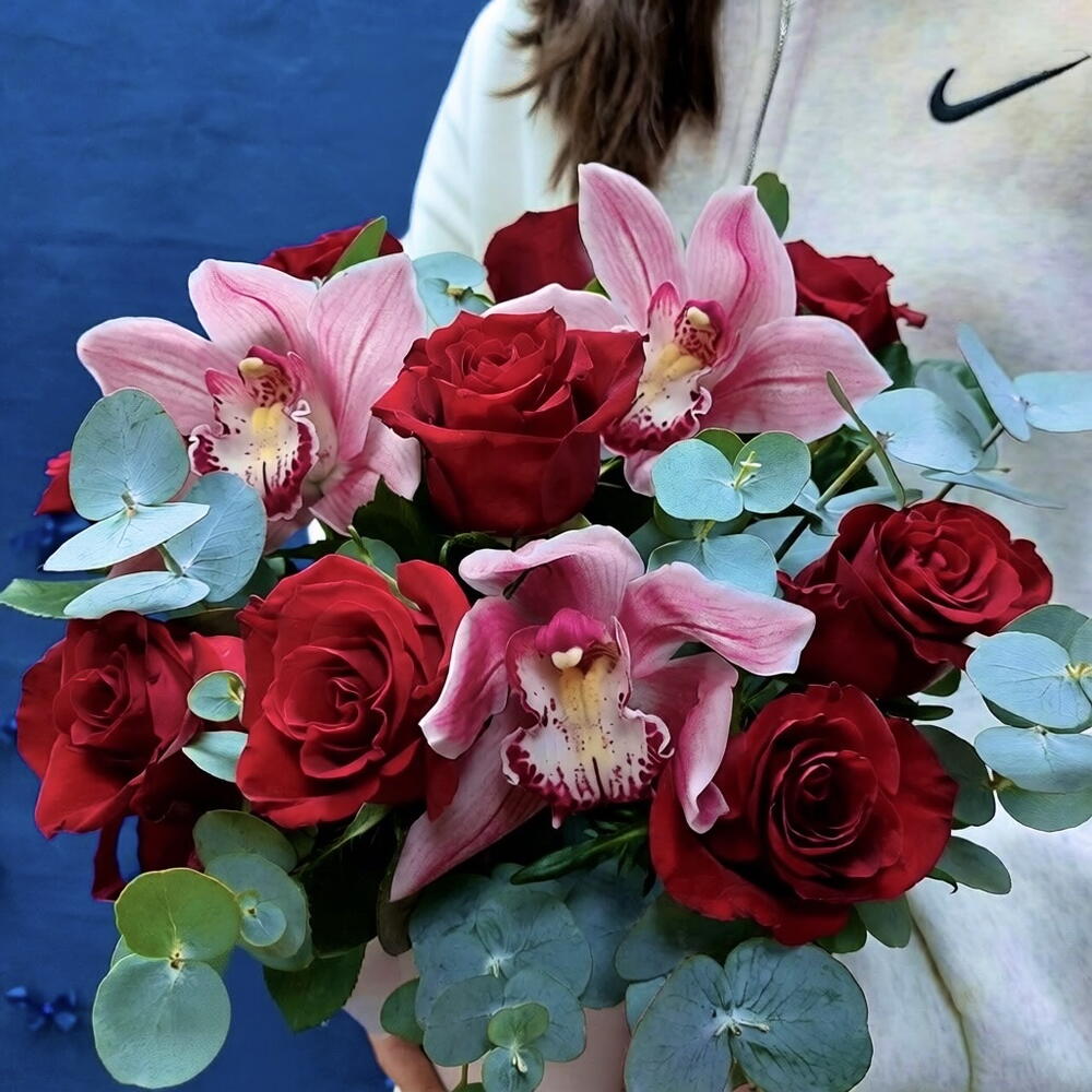 Орхидеи с розами и эвкалиптом в коробочке️🌺