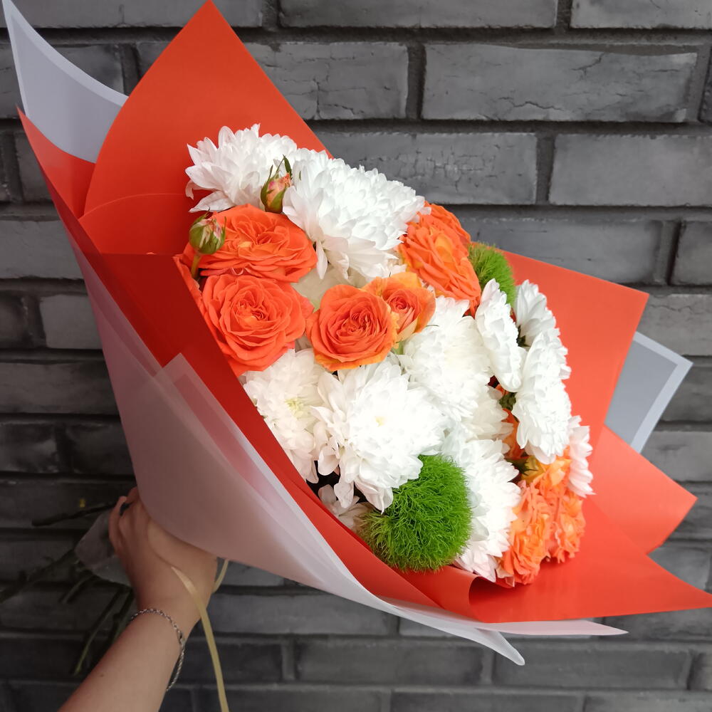 Яркий букет с оранжевой кустовой розой Кинг Баблс 🧡