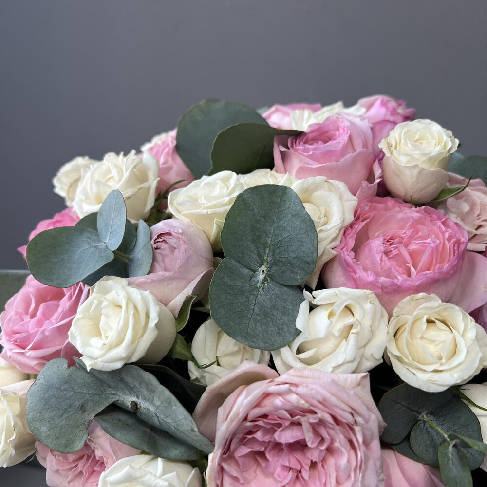 Композиция микс Кустовых роз с эвкалиптом 🌸
