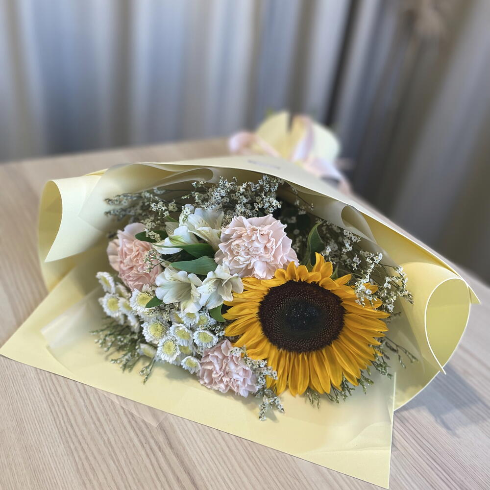 Букет с подсолнухом (гелиантус)