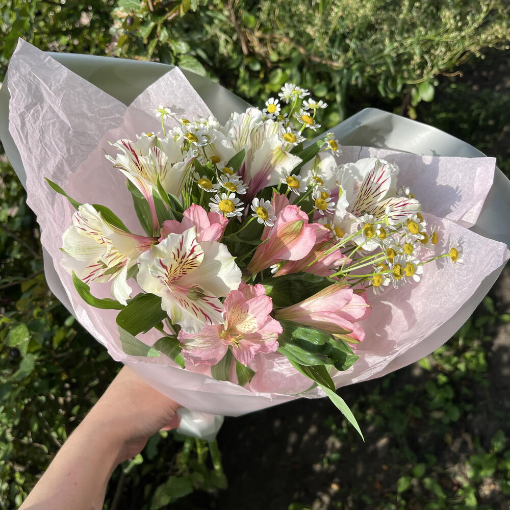 Букет из Альстромерия и ромашки