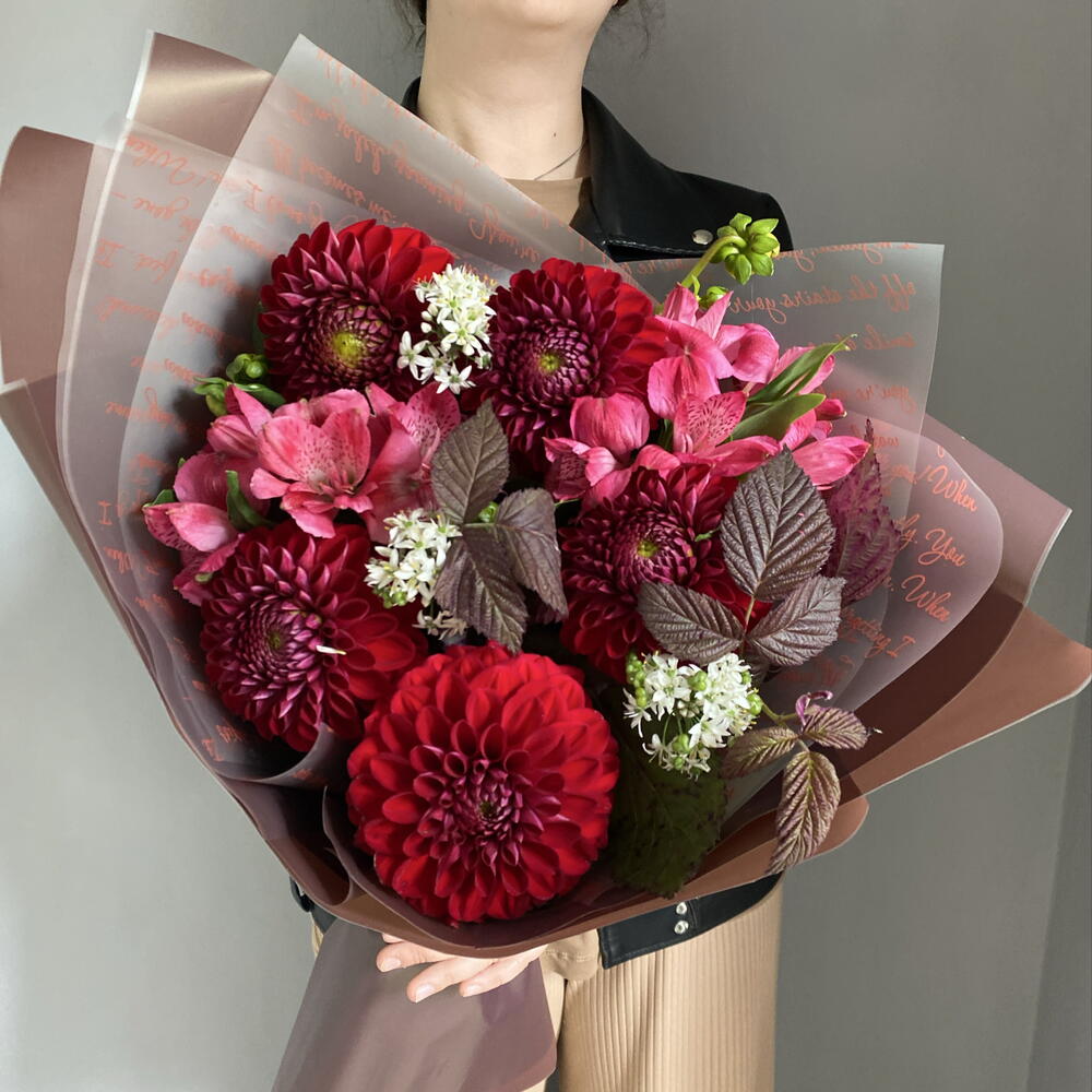 Ягодный букет с георгинами,альстромерией,аллиумом🌺