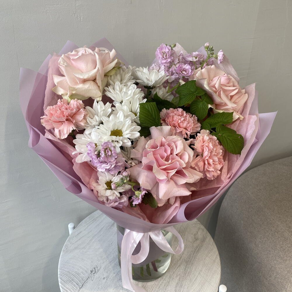 Букет «Французский шарм»🌸 с французскими розами, маттиолой, хризантемой, диантусами и малиной