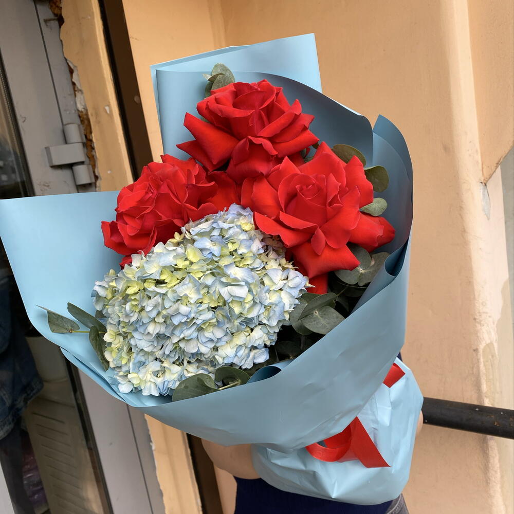 Букет «яркое шоу» в составе гортензия, французская Роза Нина и эвкалипт