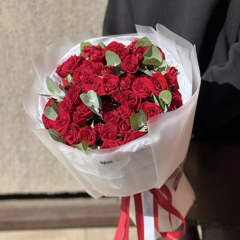 Букет из кустовых роз и эвкалипт