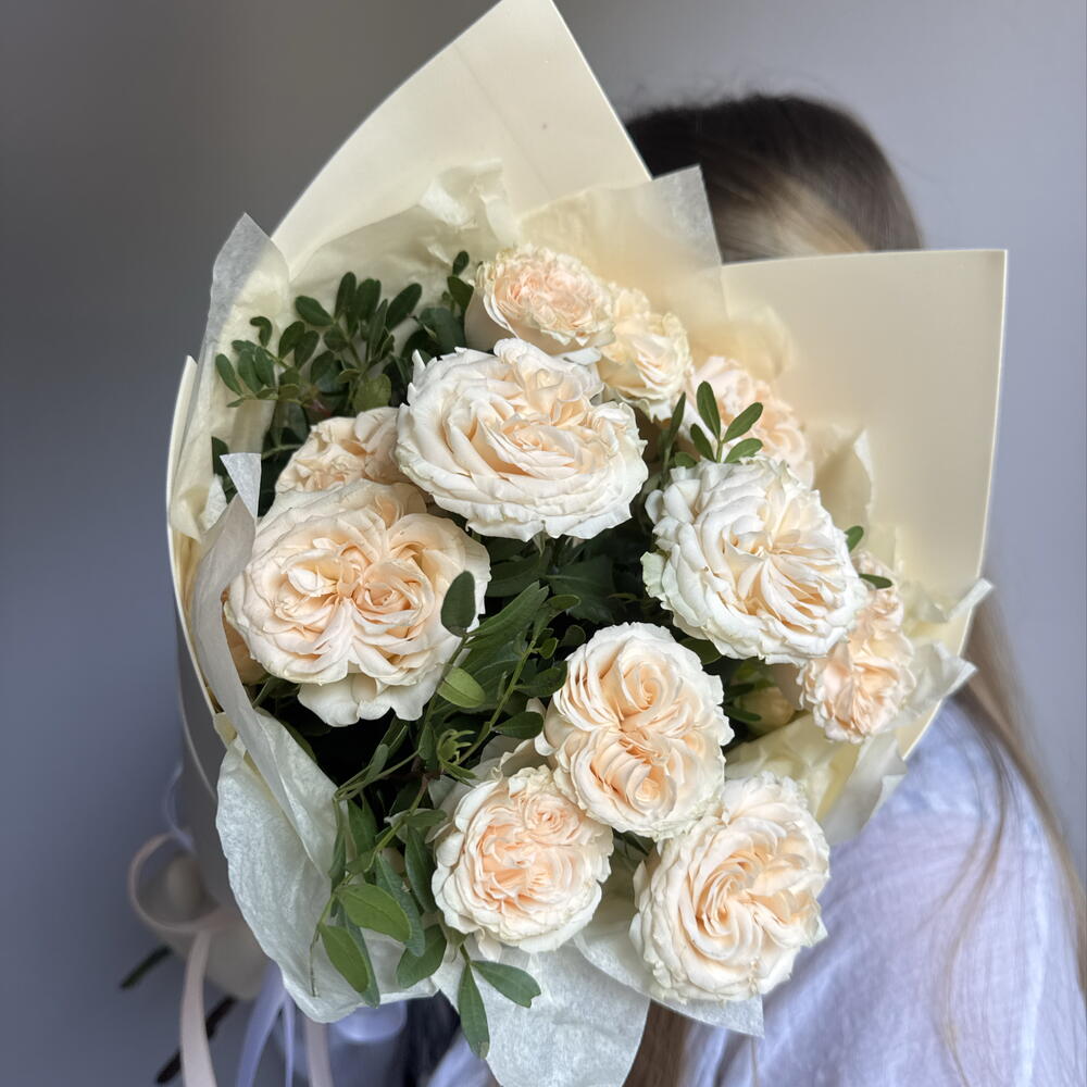 Букет - комплимент из кустовых роз