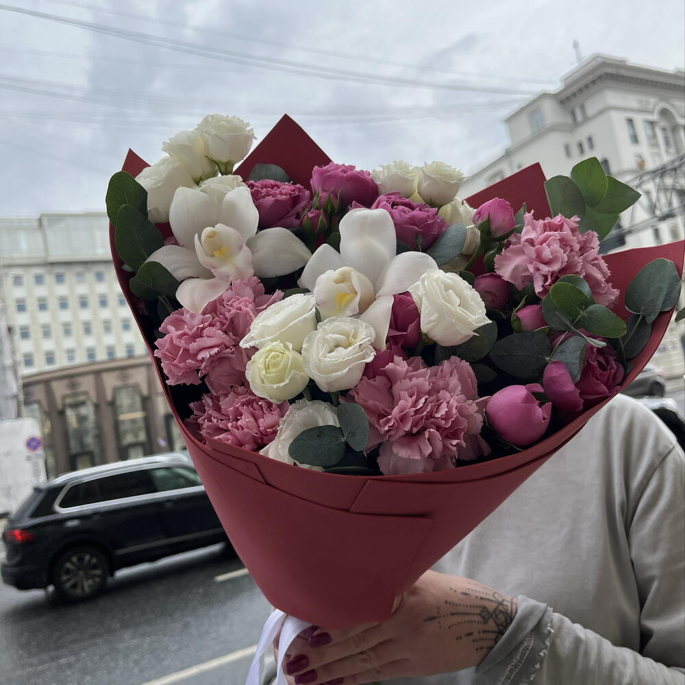 Букет из орхидеи, диантусов, эустомы и пионовидных кустовых роз