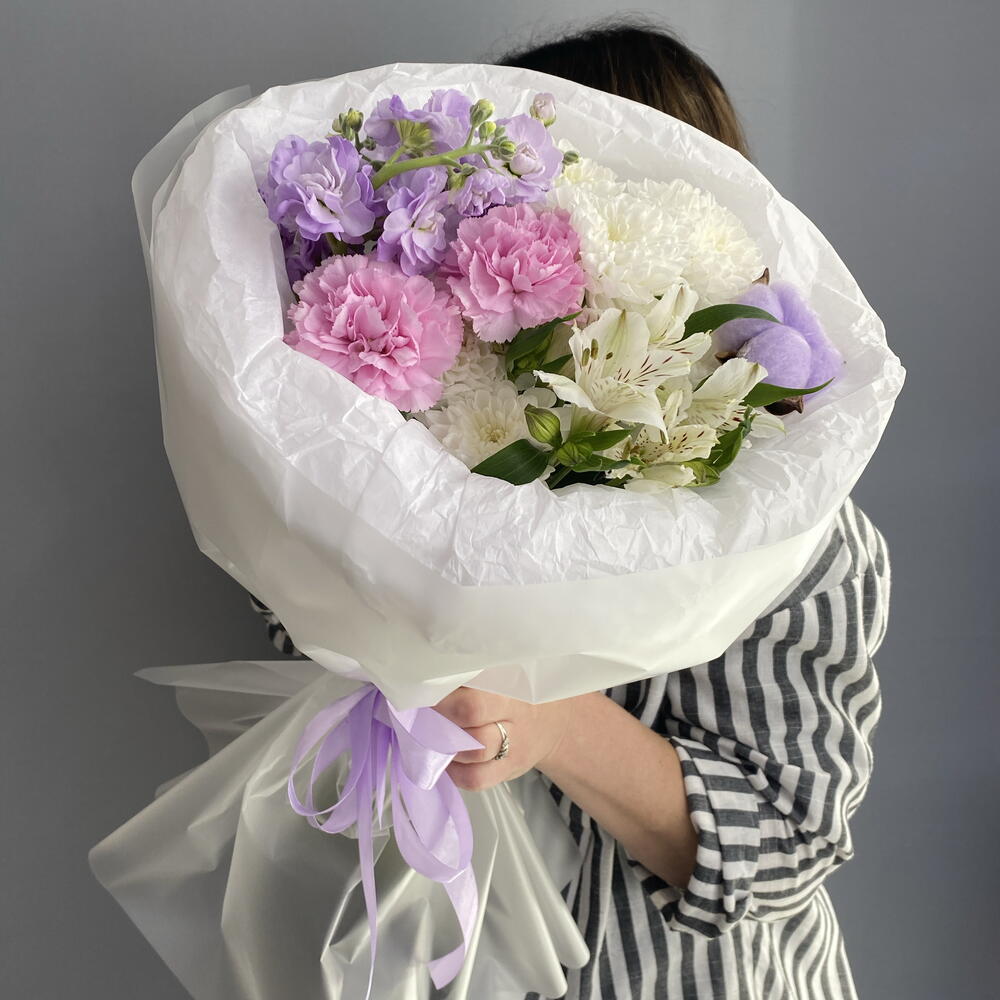 Букет комплимент 💜 ароматная маттиола 🌿 розовые диантусы 🌸 альстромерия 🩷