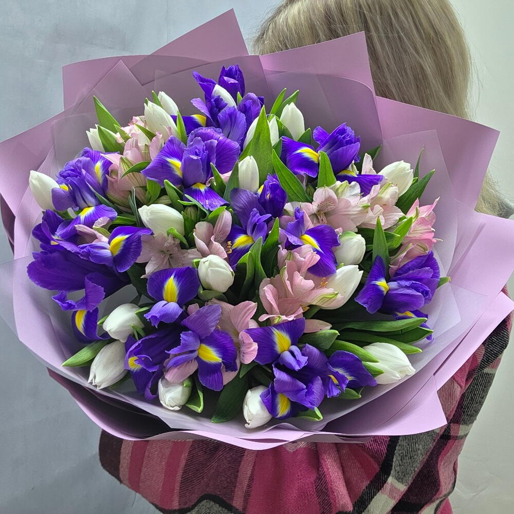 Букет из ирисов, альстромерии,  тюльпанов