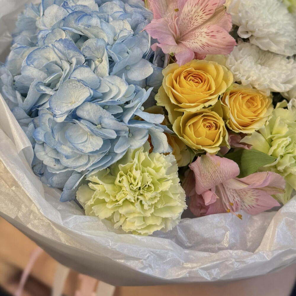 Букет дофаминовый «💛 Ты сегодня особенная» (гортензия, кустовая роза, кустовая хризантема, ромашка)