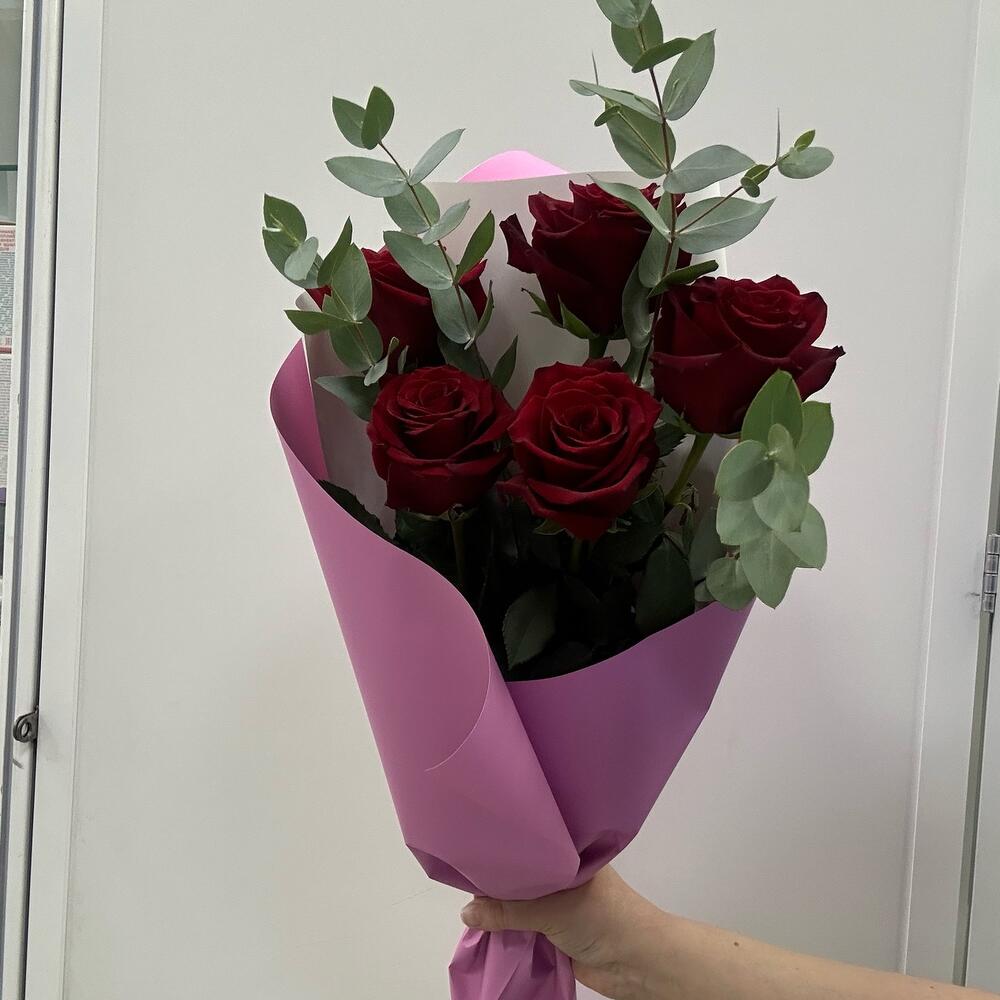 Красные розы с эвкалиптом