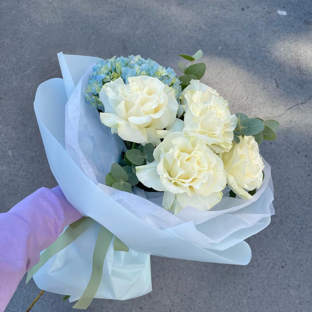 Гортензия, розы, эвкалипт