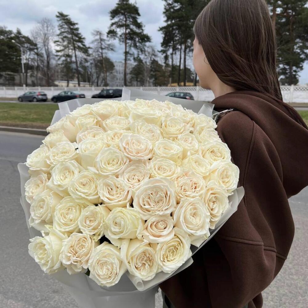 Букет из 55 белых роз