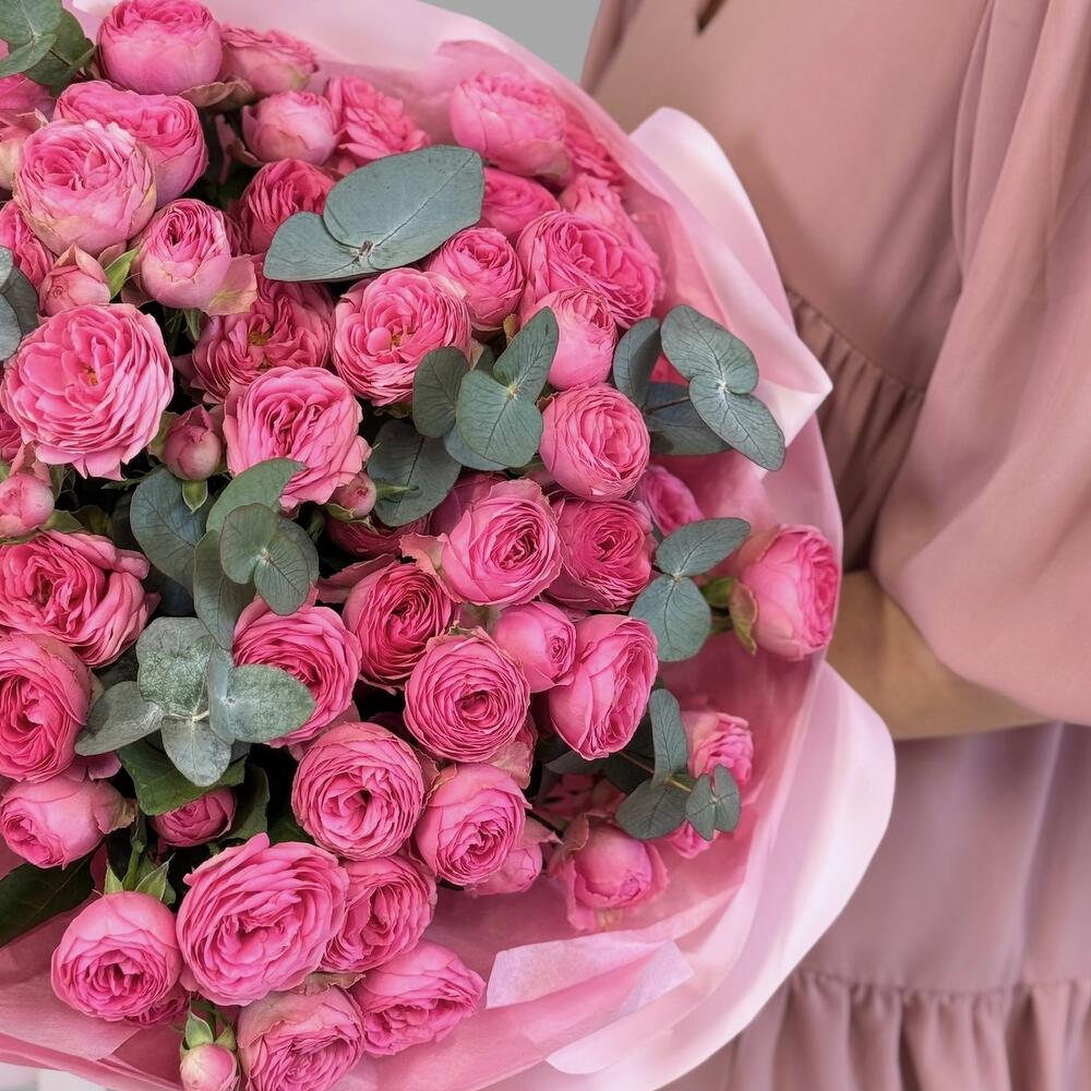 Monobucket of 15 bushy peony-shaped roses "Giselle" with eucalyptus