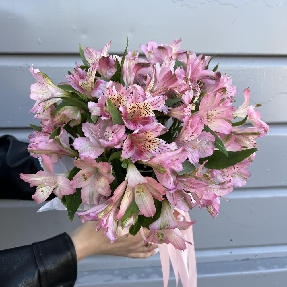 11 Розовых Альстромерий в коробочке 🌸