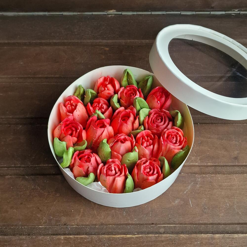 Красные тюльпаны в коробке d20
