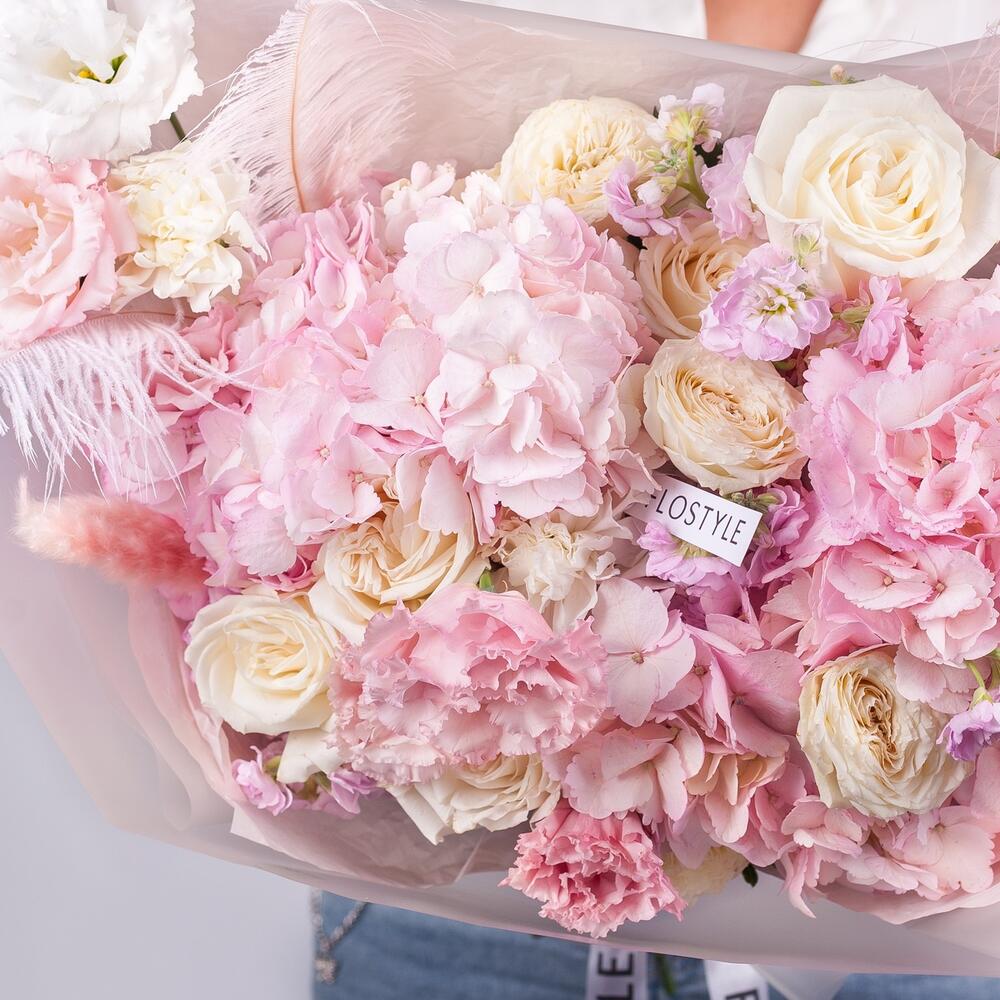 Нежный раскидистый букет с розами и гортензией