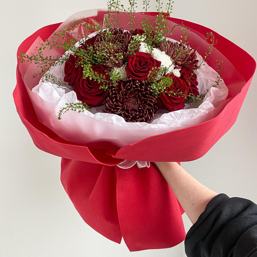 Красный букет с Розами , Хризантемами , Хризантемами Сантини , Гринбелем