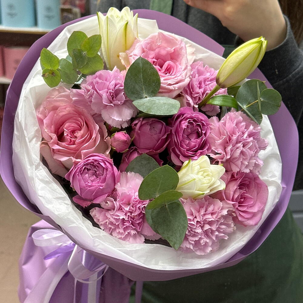 Букет сборный лилия, диантусы, розы кустовые и одноголовые