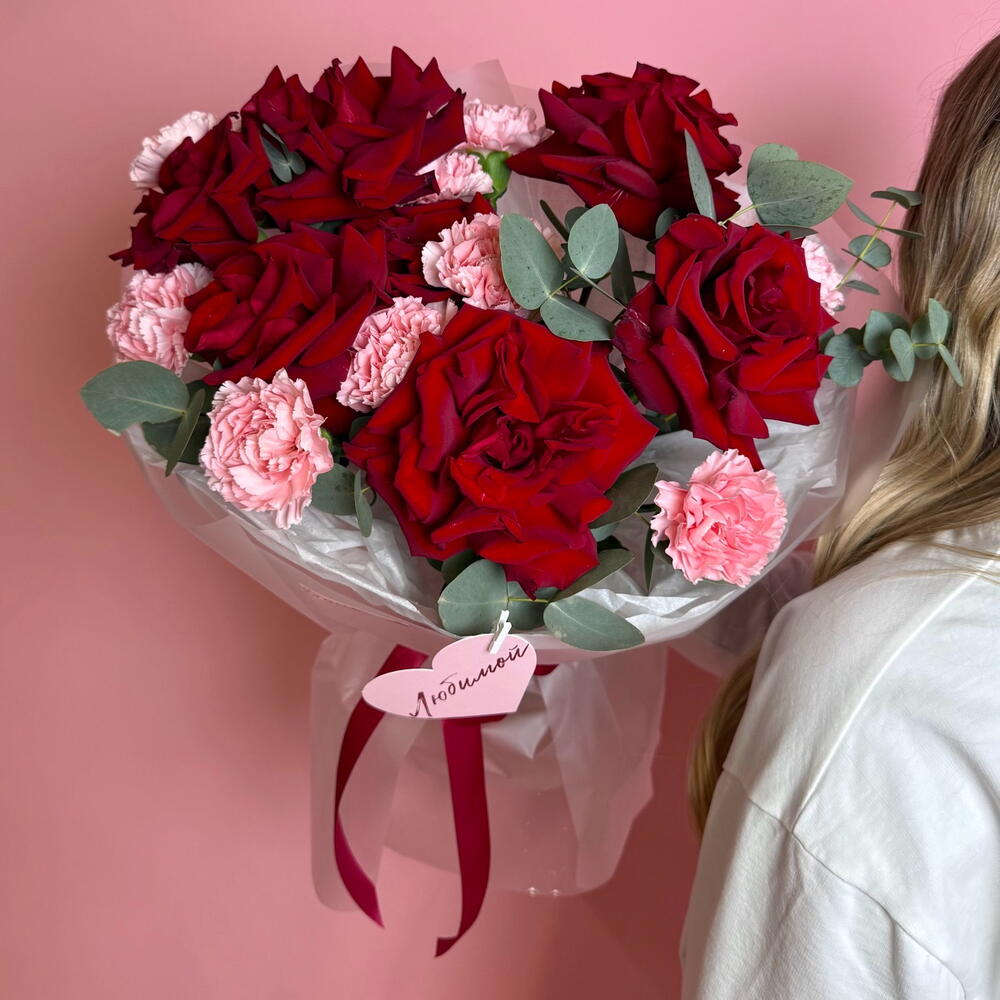 Букет из гвоздик и французских красных роз «To my love»