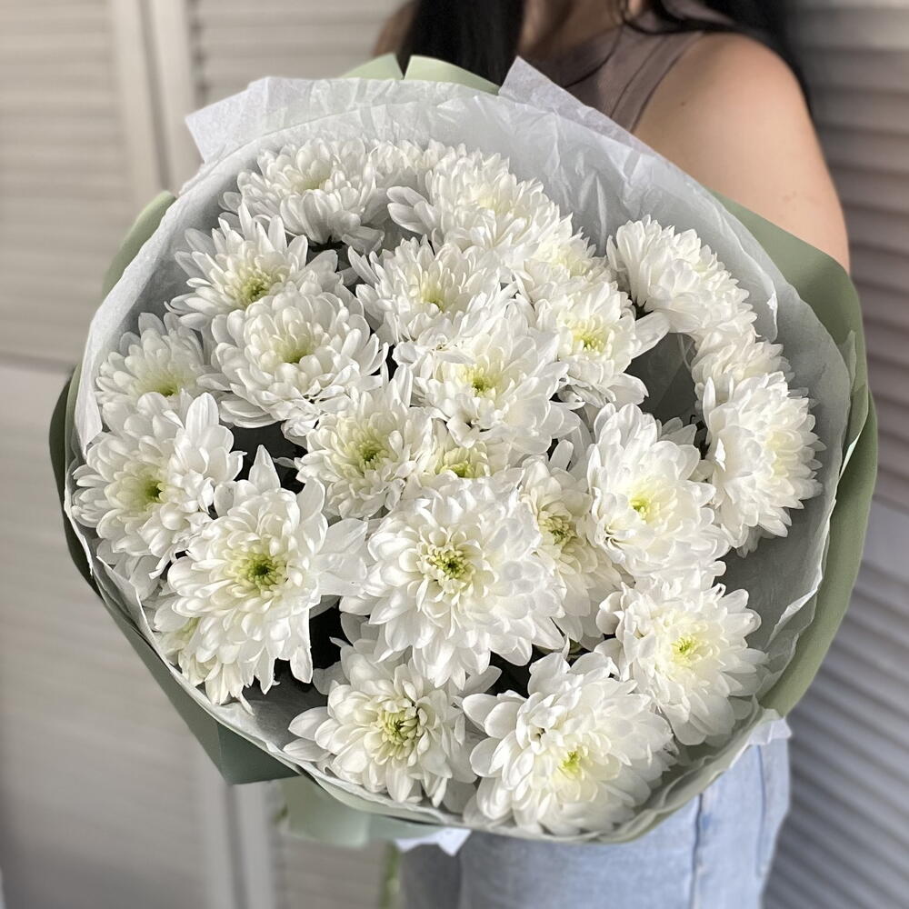 Нежный моно букет из кустовых белых хризантем