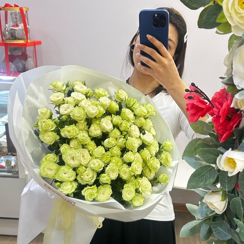 Bouquet of white spray roses
