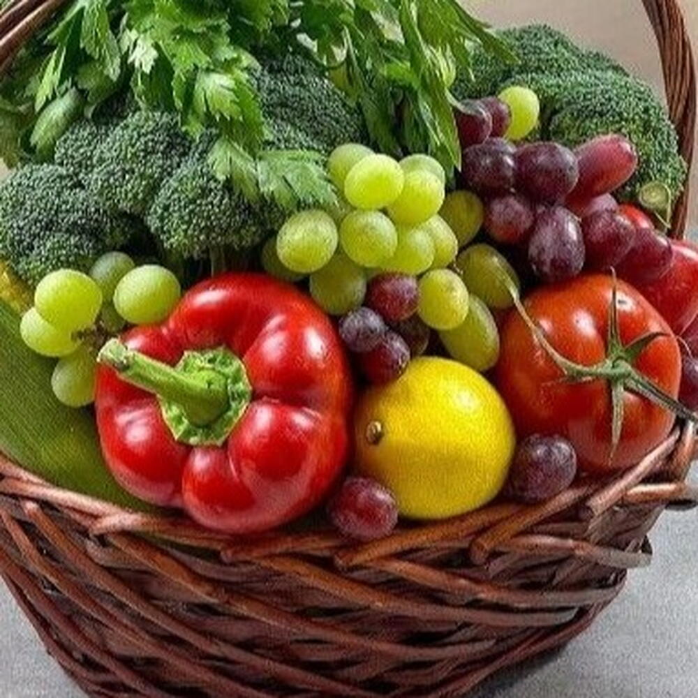 Корзина с овощами и фруктами