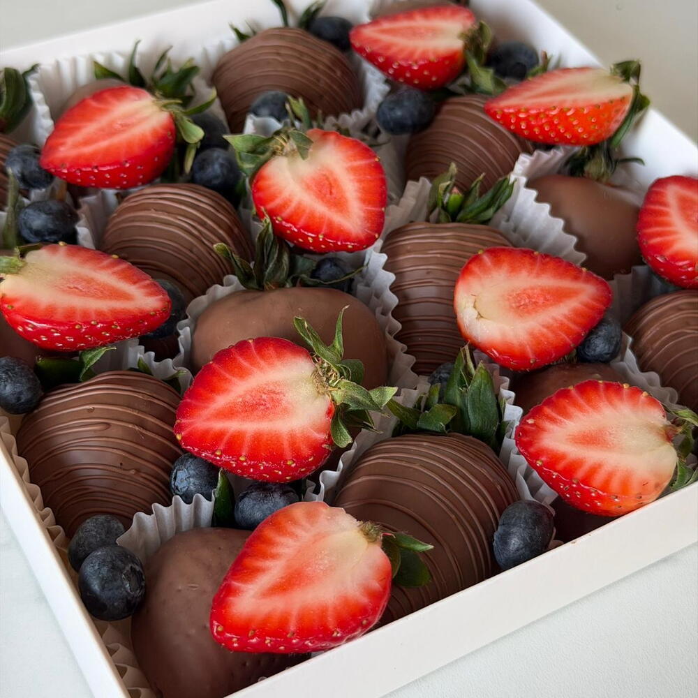 Chocolate-Covered Strawberry Delight Box