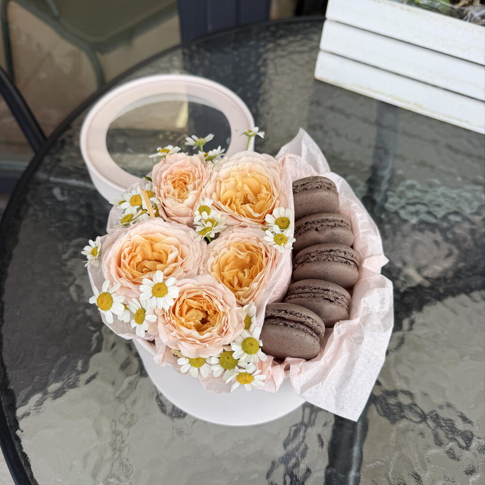 Коробочка с цветами и макаронс шоколад
