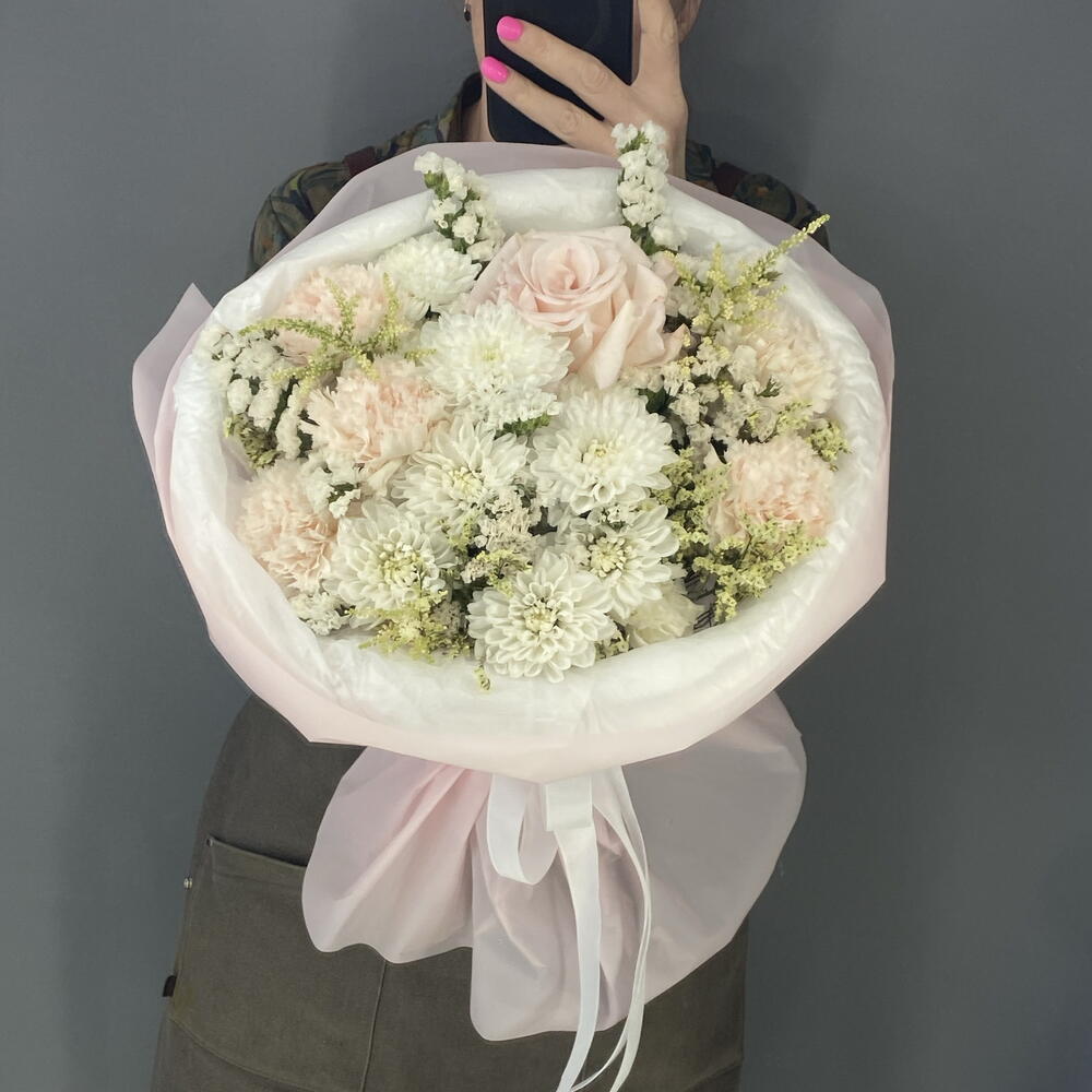 Букет комплимент 🥰 нежная французская Роза 🥐🌸🥐 кустовая Хризантема 🌿 кремовые диантусы 🩷 белоснежная статица🤍