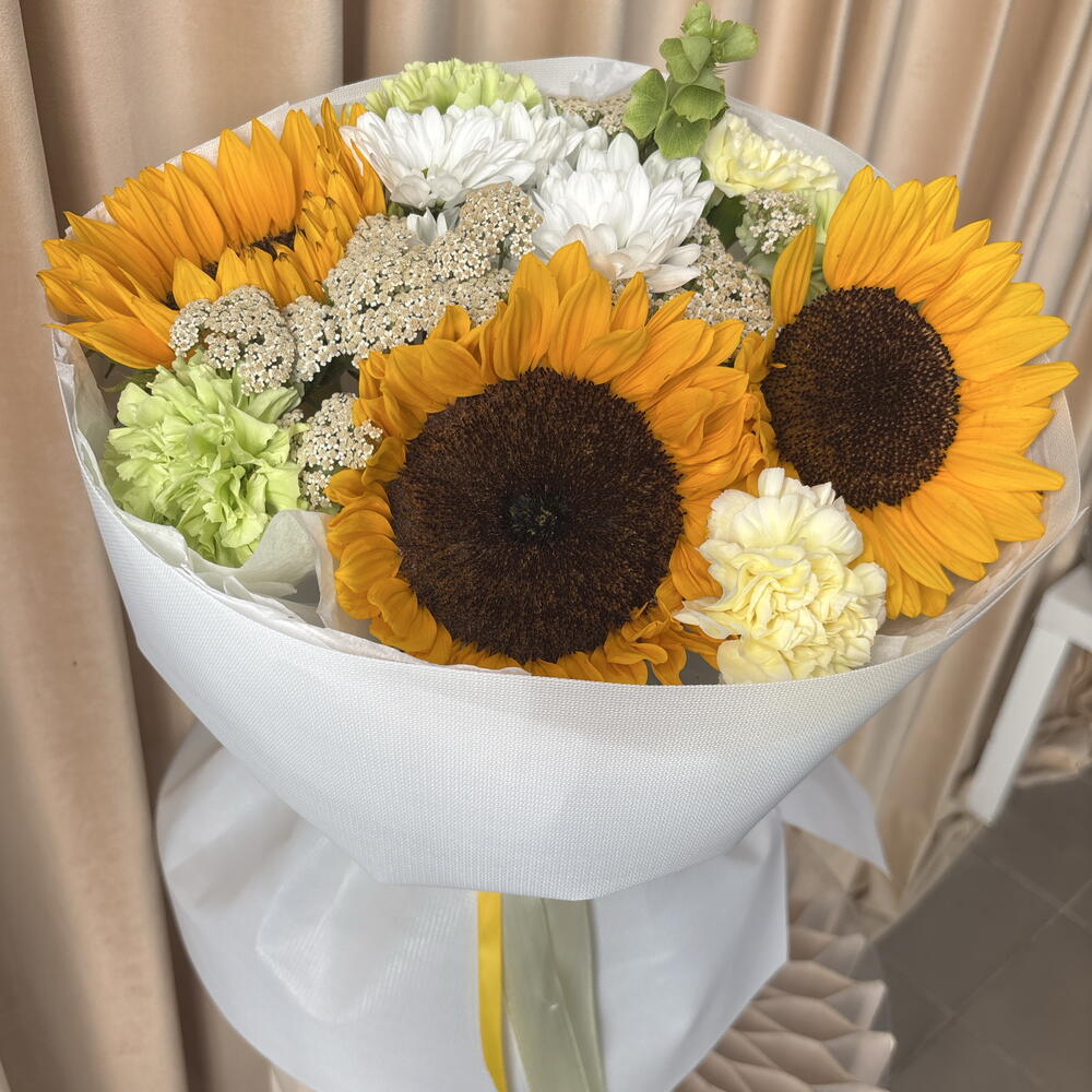 Букет с подсолнухами, ромашками и диантусами 🌻