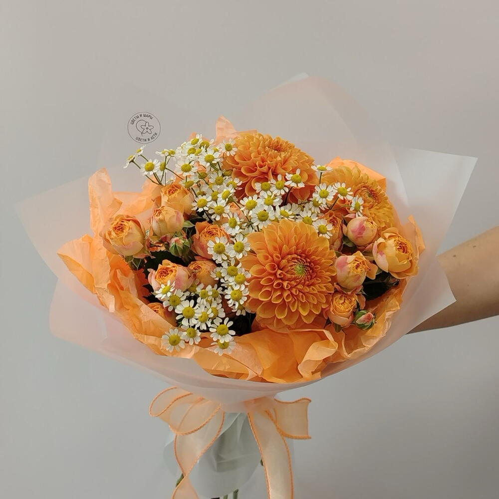 Яркий букет кустовые розы, георгины, ромашки