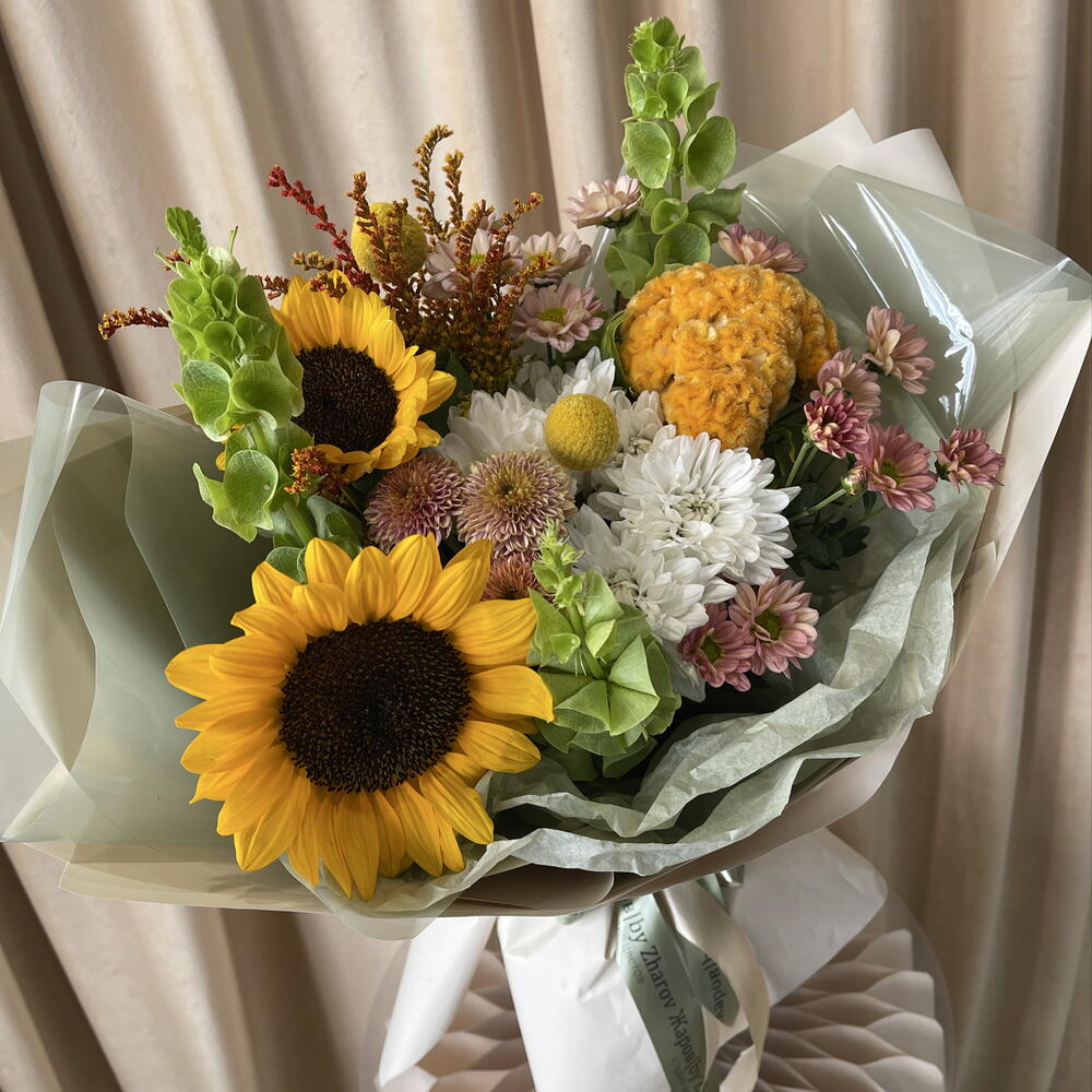 Букет с подсолнухами, хризантемой,  целозией и молюцеллой🌻