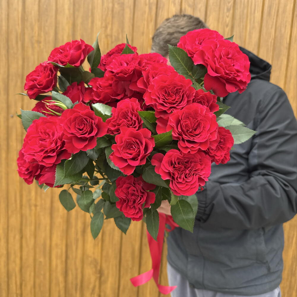 Кустовые розы алые ♥️♥️♥️