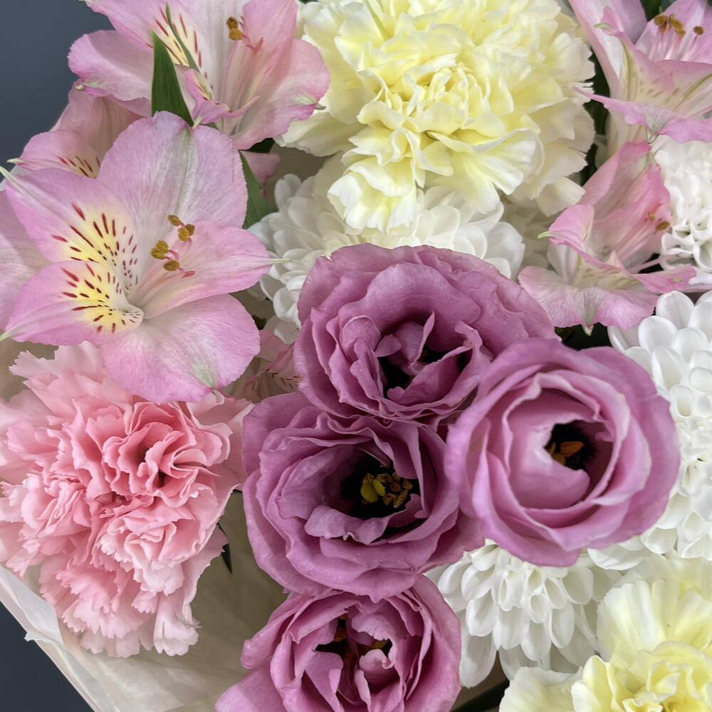 Нежный дофаминовый букет с альстромерией и хризантемой