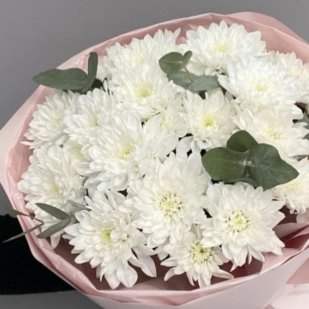 Букет «Мелодия» из 5 веток пушистых хризантем и эвкалипта