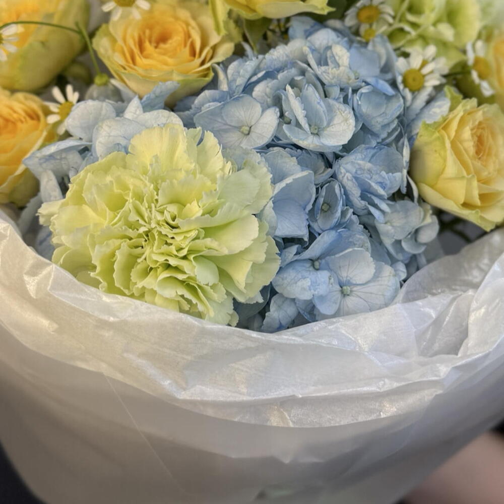 Букет дофаминовый «💛 Ты моё солнце» (гортензия, кустовая роза, ромашка, диантус)