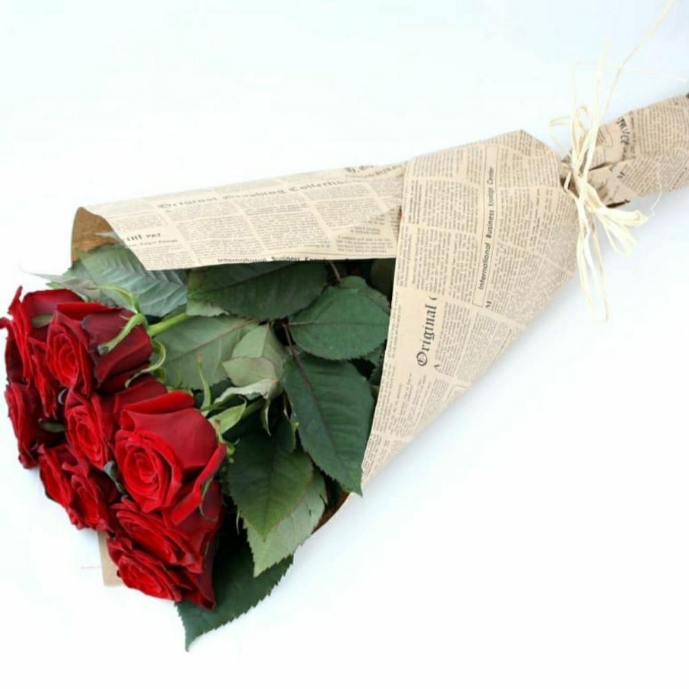 Сколько стоит купить 3 розы. Упаковка букета в бумагу. Букеты из роз в упаковке. Упаковка роз в бумагу. Упаковать букет в крафт бумагу.