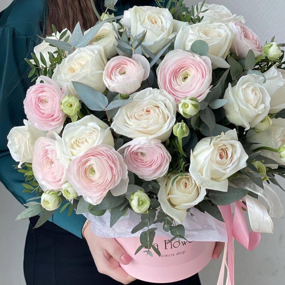 Роскошные ранункулюсы и пионовидные розы в коробке 🌸