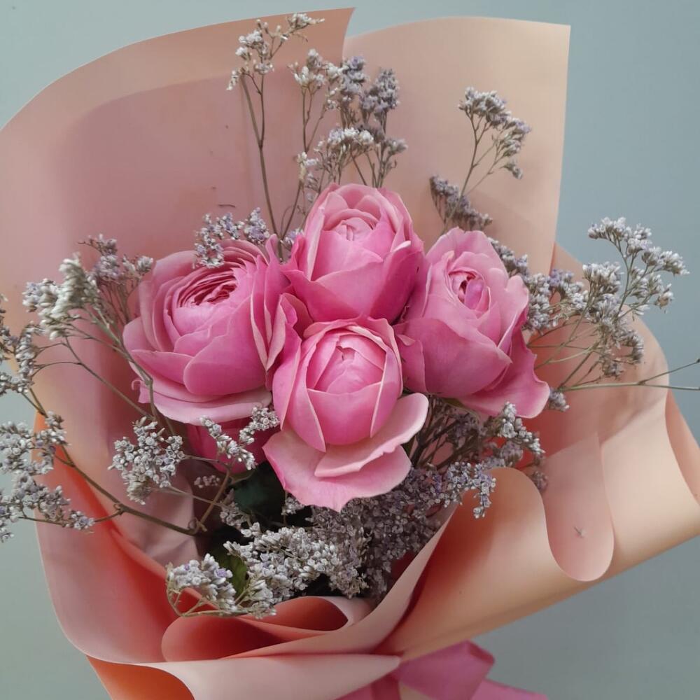 Букет 💐 из пионовидных кустовой розы и лимониума лимон