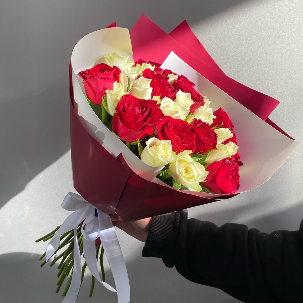 Монобукет из 25 розы красной и белой