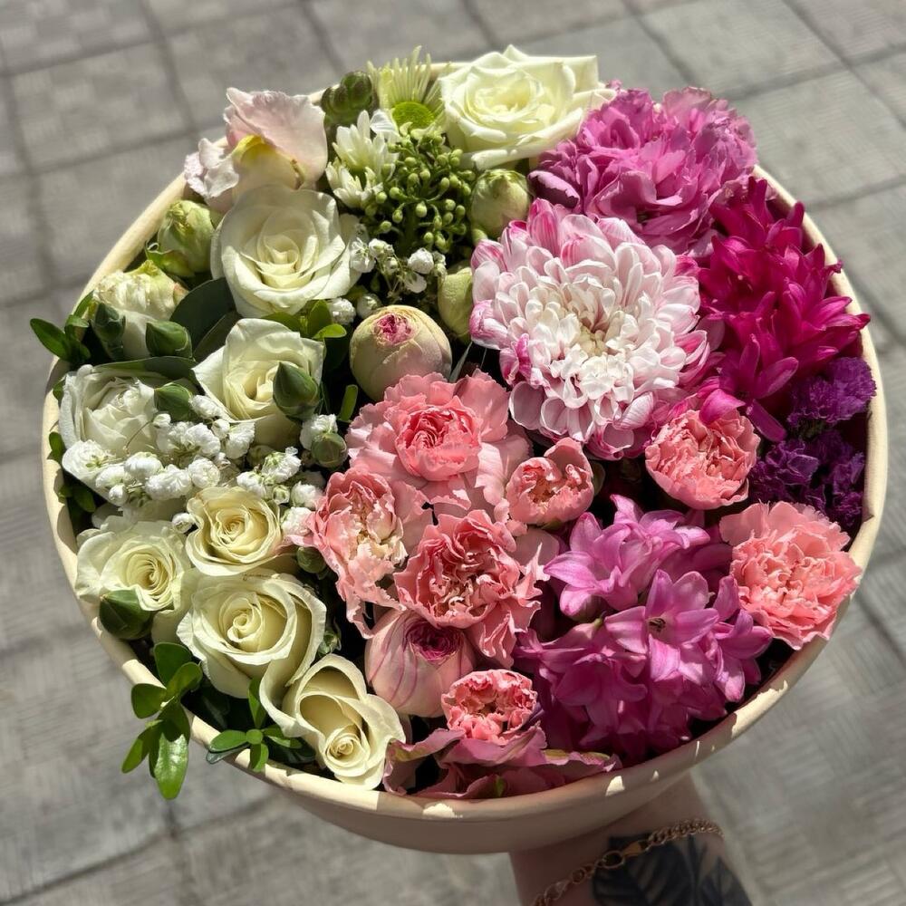 Розы и диантусы в коробке