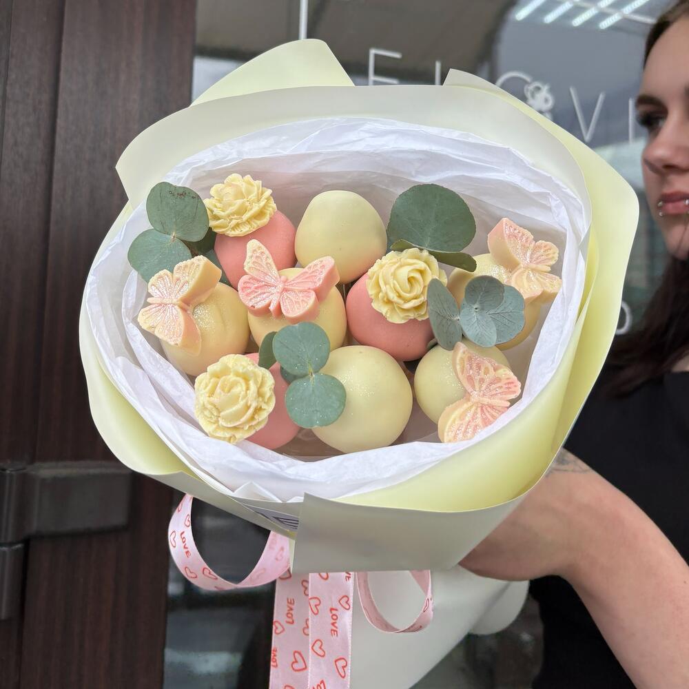 Букет из клубники в шоколаде «Розовые бабочки»