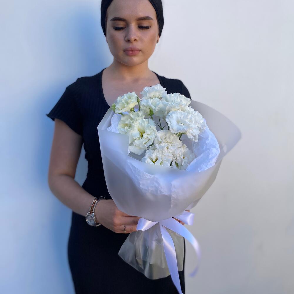 Мини букет комплимент с ажурной эустомой